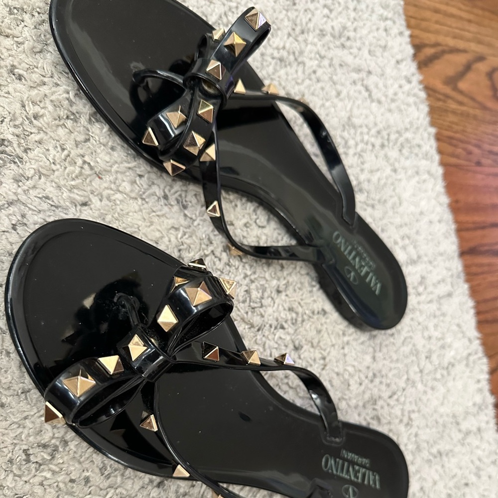 Valentino Garavani Rockstud jelly thong / flip flops